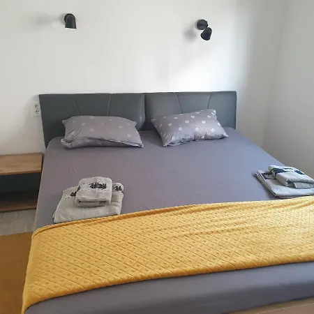 Retro With Heated Pool And Gym For 8 Apartment *