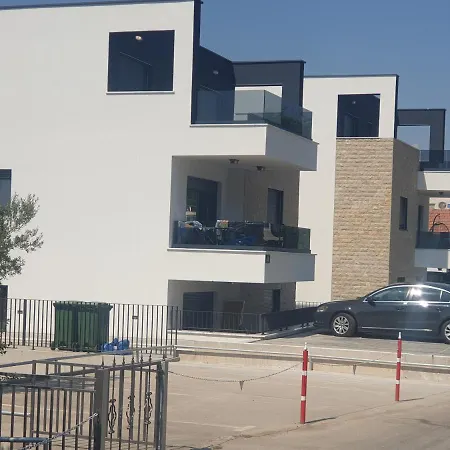 Retro With Heated Pool And Gym For 8 Apartment *