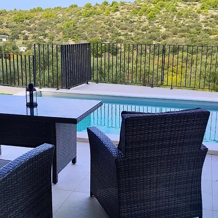 Retro With Heated Pool And Gym For 8 Murter
