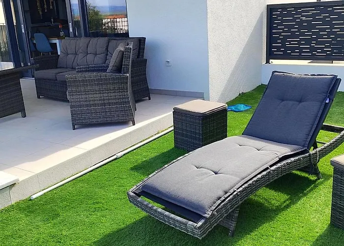 Retro With Heated Pool And Gym For 8 Murter