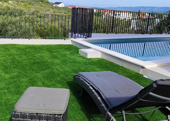 Retro With Heated Pool And Gym For 8