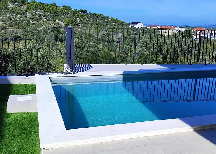 Retro With Heated Pool And Gym For 8 Appartement Murter