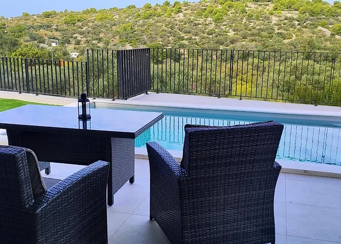 Retro With Heated Pool And Gym For 8 Murter