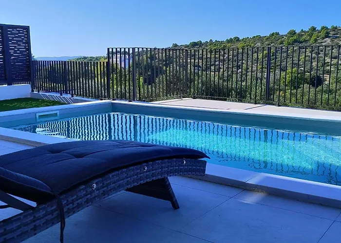 Appartement Retro With Heated Pool And Gym For 8 *