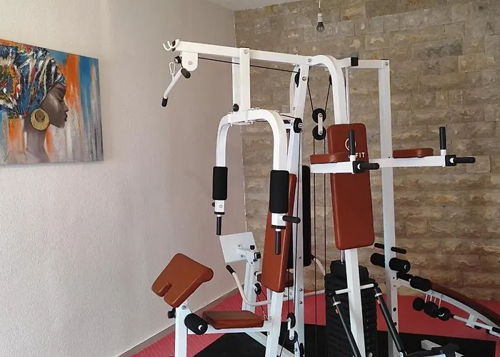 Retro With Heated Pool And Gym For 8 Apartmán *