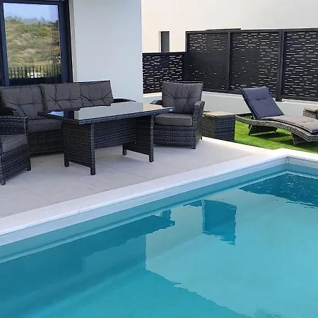Retro With Heated Pool And Gym For 8 *