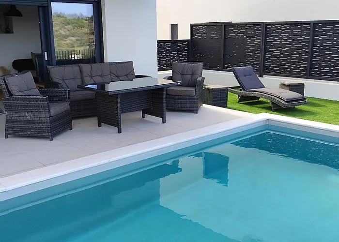 Retro With Heated Pool And Gym For 8 *